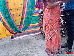 Индийские домохозяйки занимаются сексом на улице с местными зрелыми женщинами в HD-качестве