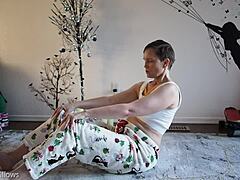 Uma MILF morena ensina aulas de fetiche de yoga