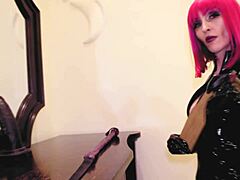 エヴァス・ラテックス・フェティッシュ: BDSMとフェティッシュのビデオで、熟年パフォーマーが出演しています。