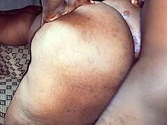 Kurvet sort MILF med stor røv og naturlige bryster