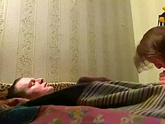 Руска милф с голяма задница се чука от любител