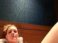 Milf rubia amateur en lencería se masturba y eyacula