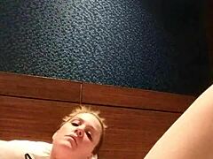 Amaterska blondinka milf v spodnjem perilu se masturbira in ejakulira