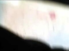 Ζευγάρι ασπρόμαυρων συμμετέχει σε καυτό παιχνίδι ρόλων στην κάμερα
