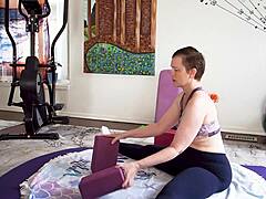 Leçon de yoga et de domination financière de maman mature Aurora Willows