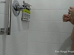 Интимният момент на Беки Джоунс под душа, заснет от Рекс Ринго