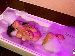 Érett nő szopást ad fürdés közben