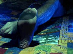 Moden milf viser sine tæer frem i sexede netstrømper