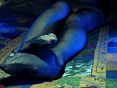 Zrela milfka pokaže svoje prste v seksi mrežastih nogavicah