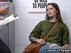 Ванесса Вега, потрясающе татуированная зрелая женщина, имеет репутацию воровки из магазинов и наслаждается сексуальными контактами после своего опасения