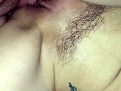 MILF mendapat vaginanya diisi dengan air mani setelah dari belakang seks