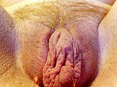 Zrelá milfka s veľkými prsiami si užíva obrovský penis