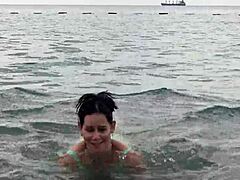 Een hete strandontmoeting in Montenegro met een volwassen stel dat zich overgeeft aan orale seks en een gezichtsbehandeling