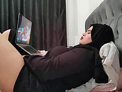 Ibu tiri yang curang menikmati pornografi untuk kesenangan diri