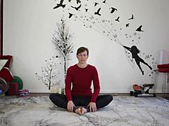 Milf europeia ensina aulas de ioga com torção de fetiche