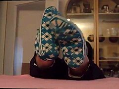 סרטון פטיש רגליים חושני של נשים שמעריצות את רגליהן