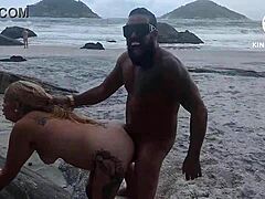 Татуирана МИЛФ и руса пума се занимават с еротична среща на плажа