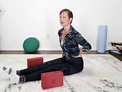 La lezione di yoga matura di Aurora Willows milf: un'esperienza sensuale