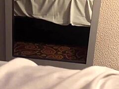 Una MILF latina tiene sexo anal en una habitación de hotel