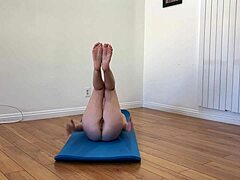 Amatör-milf sträcker ut benen i hemgjord yogavideo
