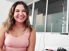 La adolescente latina Annas disfruta del placer público: un viaje salvaje de gemidos y juego anal