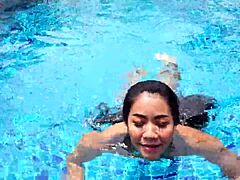 Pacar Asia memberikan blowjob di villa tepi kolam renang