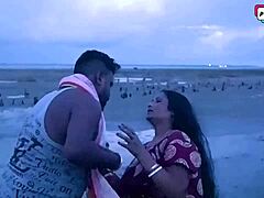 Indische Milf und Ehemann genießen Gruppensex am Strand