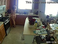 Mogna kunder tittar på när Lia1616städar köket i röd bikini