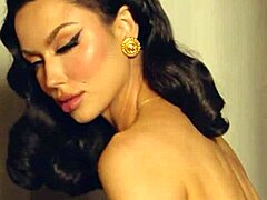 A MILF morena sensual Bryona Ashly faz um striptease sedutor em um vídeo softcore que destaca sua beleza madura e figura voluptuosa