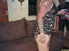 Mãe latina com uma bunda grande recebe tatuagem amadora em troca de reparo no computador