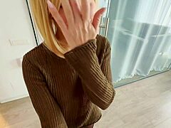 En blond MILF i strumpbyxor begär sex innan hennes jobb