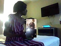 Milf Ebony no Texas compartilha sua buceta amadora em vídeo caseiro