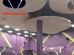Maskiertes Weib trainiert im Fitnessstudio Solo