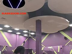 Maskeret kvinde træner solo i fitnesscentret