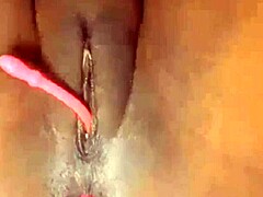 Femeia matură cu clitoris mare își explorează pizda strâmtă