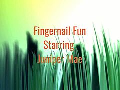 Juniper Maes explora sensualmente técnicas de brincadeira com unhas e dedilhado