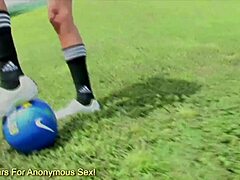 Джиджи Суит, футболна красавица, скача големите си тъмни задни части върху твърд пенис