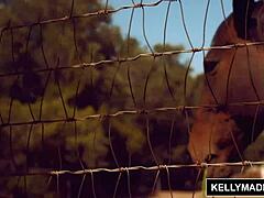 Kelly Madisons ratsastaa villisti suurilla luonnollisilla rinnoillaan ja milf-rakkaudellaan