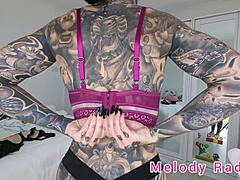 Melody Radfordin sooloesittelyssä mustat ja violetit alusvaatteet