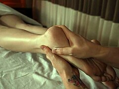 Ibu rumah tangga berotot Jill Kassidy dan Talulah Mae menikmati pijatan sensual dan eksplorasi intim