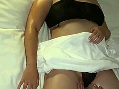 Частно видео на японски къколд с извит партньор и маслен масаж