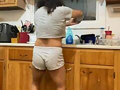 Anna Maria, eine reife Latina, beim Geschirrwaschen vor der Kamera erwischt