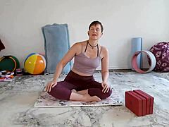 Aurora Willows yoga och fotlek för cuckold-entusiaster