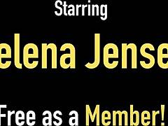 Jelena Jensens joue en solo en plein air, mettant en valeur ses gros seins naturels et son attrait mature