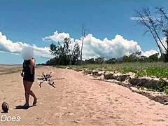 Eine mutige Ehefrau geht nackt an einem öffentlichen Strand hin, um Fußball zu spielen