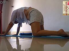 Amateurgirl von nebenan praktiziert Yoga im Fitnessstudio