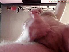 Bărbatul de vârstă mijlocie își face plăcere tânărului privitor la webcam masturbându-se în fața camerei