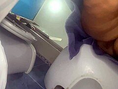 Mães maduras com bumbum visto em vídeo caseiro de upskirt