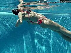 Nicole, a beleza madura, se entrega a uma performance erótica solo à beira da piscina
