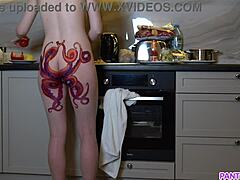 Milf matură cu un tatuaj pe fund gătește seducător cina